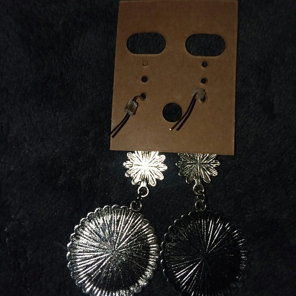 Cute Dangle Style Earrings - Picture 2 of 4